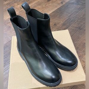 Steve Madden Women's Genuine Leather Chelsea Booties (Black, 7 M )